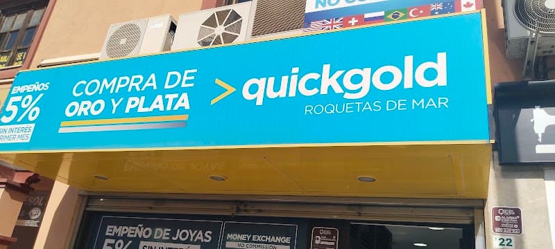 Mostrador de cambio de divisas en Quickgold Roquetas de Mar, con pantallas informativas
