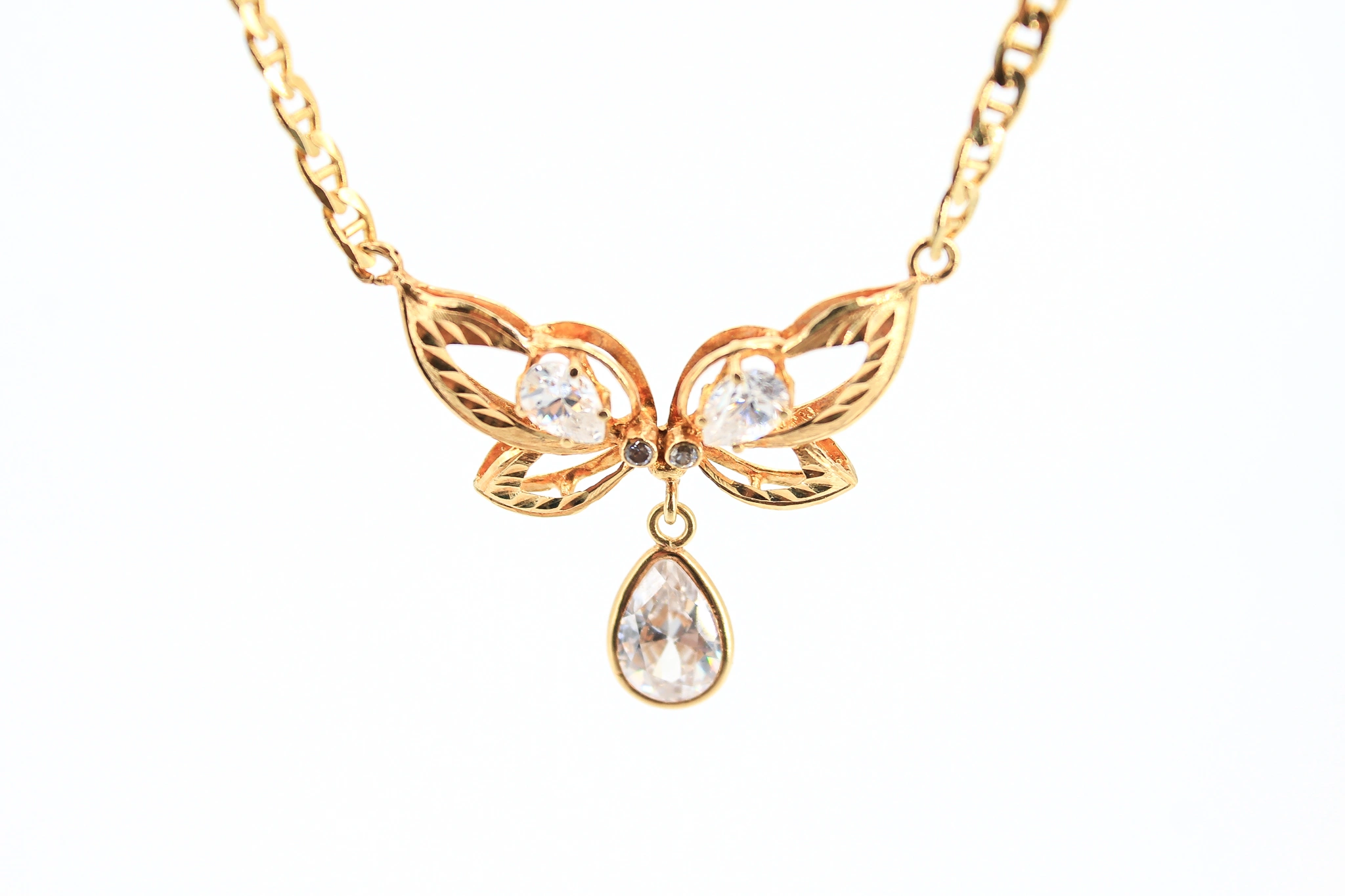 Gargantilla de oro de 18k con mariposa y circonitas