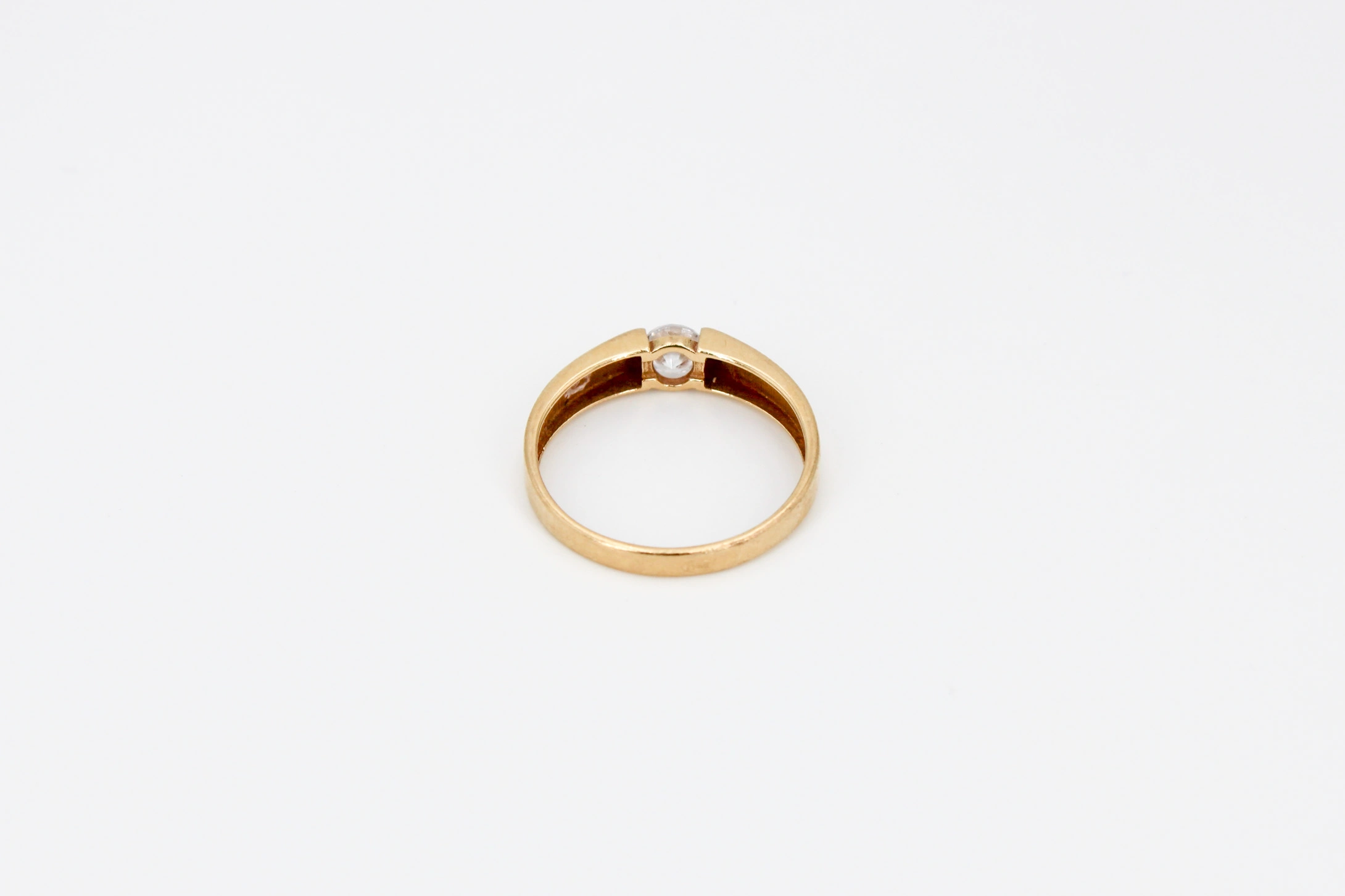 Solitario de oro de 18k — vista alternativa