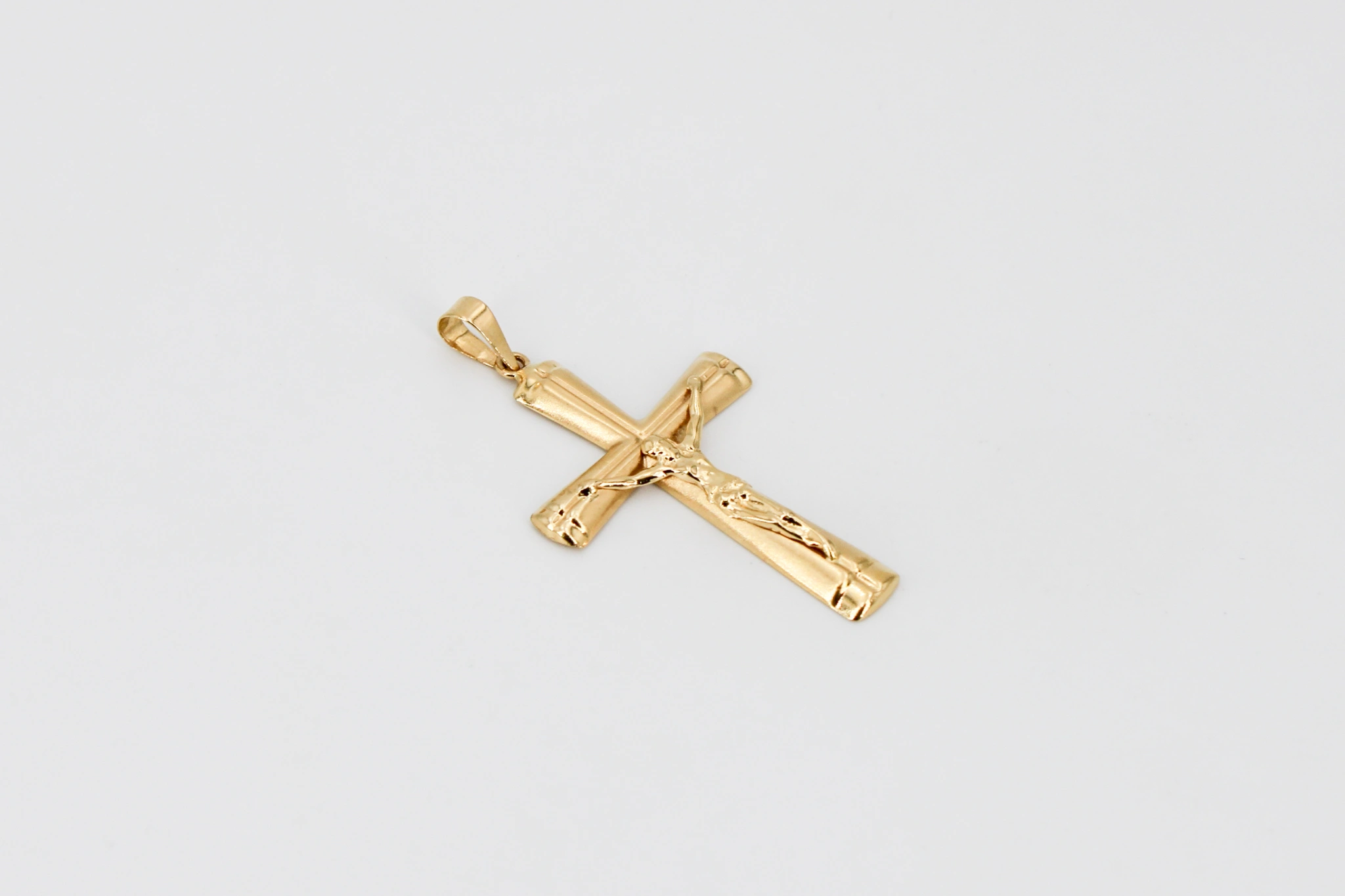 Cruz de oro de 18k clásica lisa y con Cristo