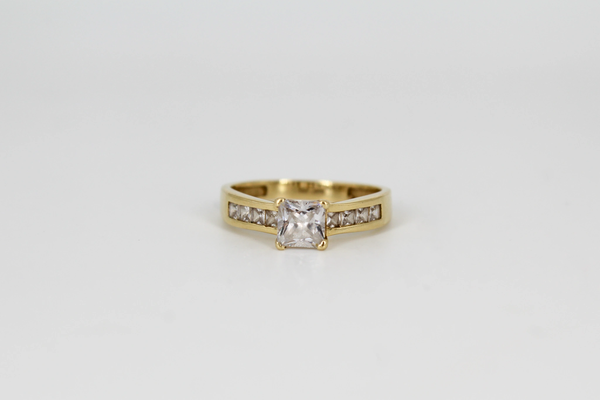 Solitario de oro de 18k con circonitas