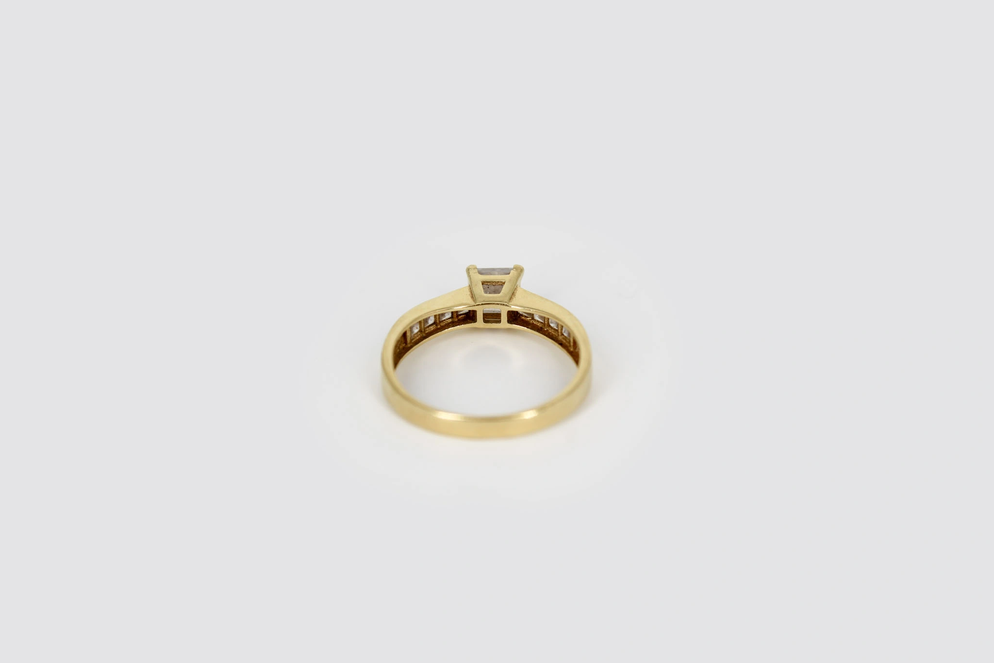 Solitario de oro de 18k con circonitas — vista alternativa
