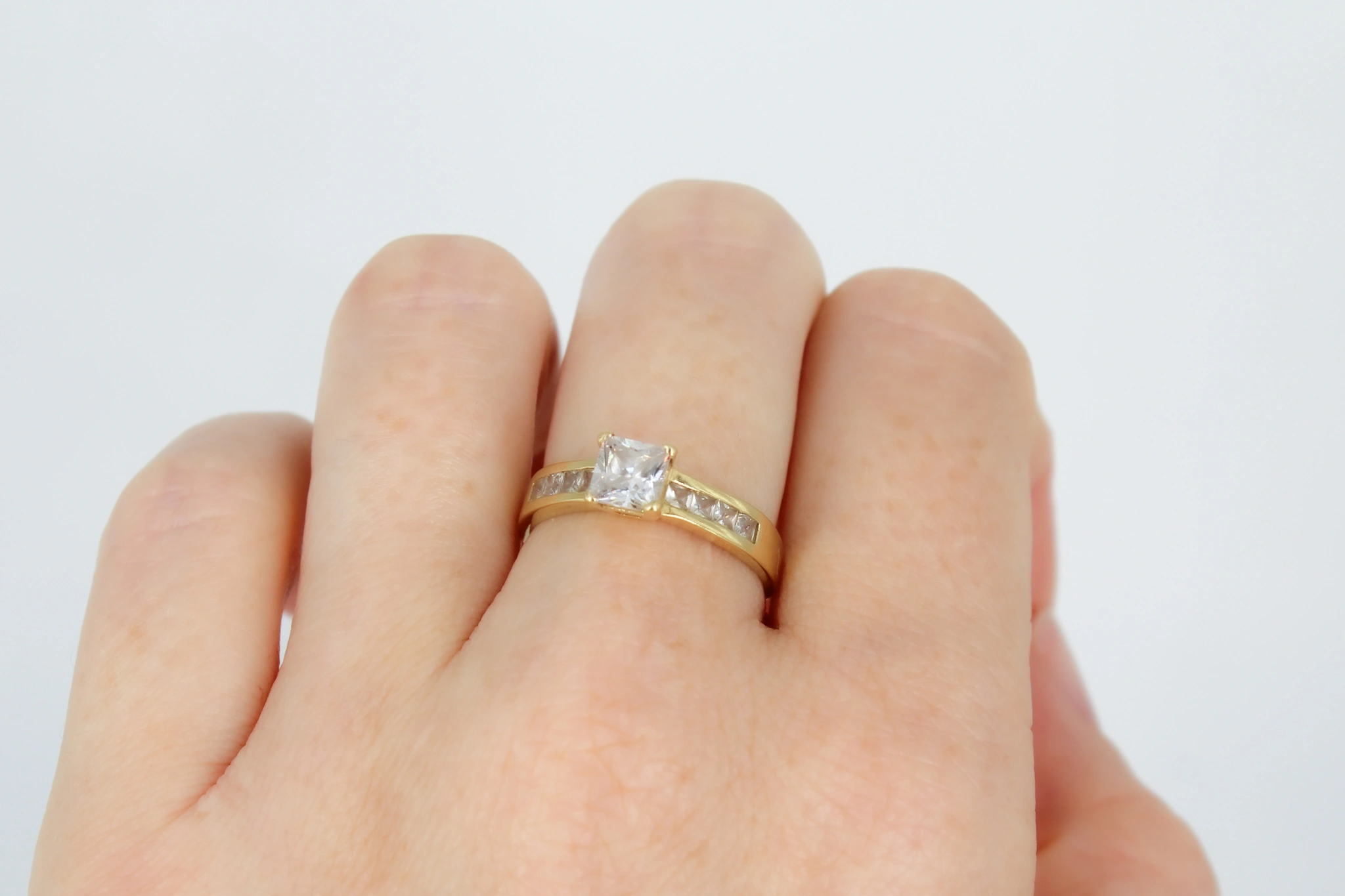 Solitario de oro de 18k con circonitas — foto 3