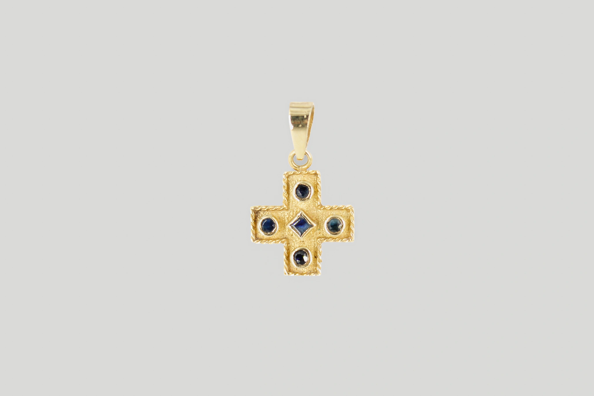 Cruz de oro de 18k con piedras azules — foto 3