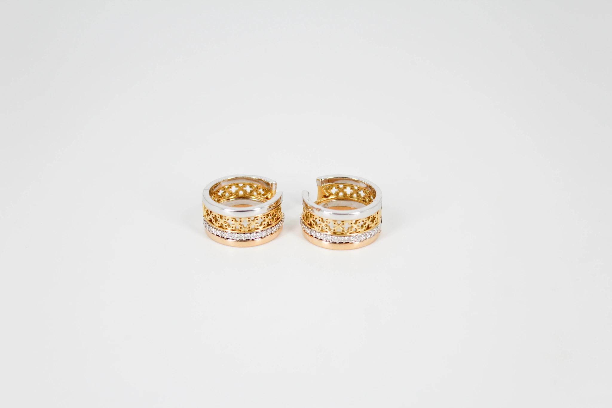 Aro de oro combinado de 18k con circonitas
