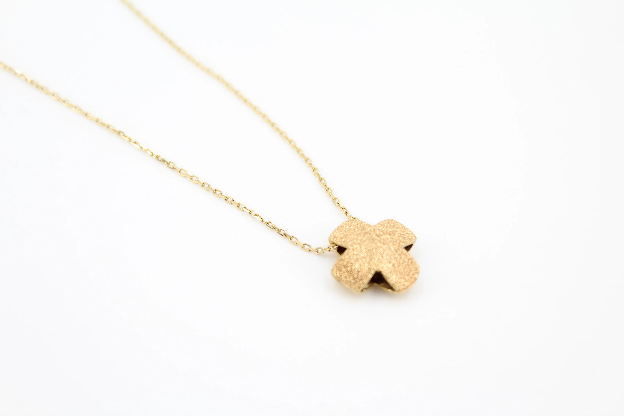 Cadena de oro 18K con colgante cruz texturizado — vista alternativa