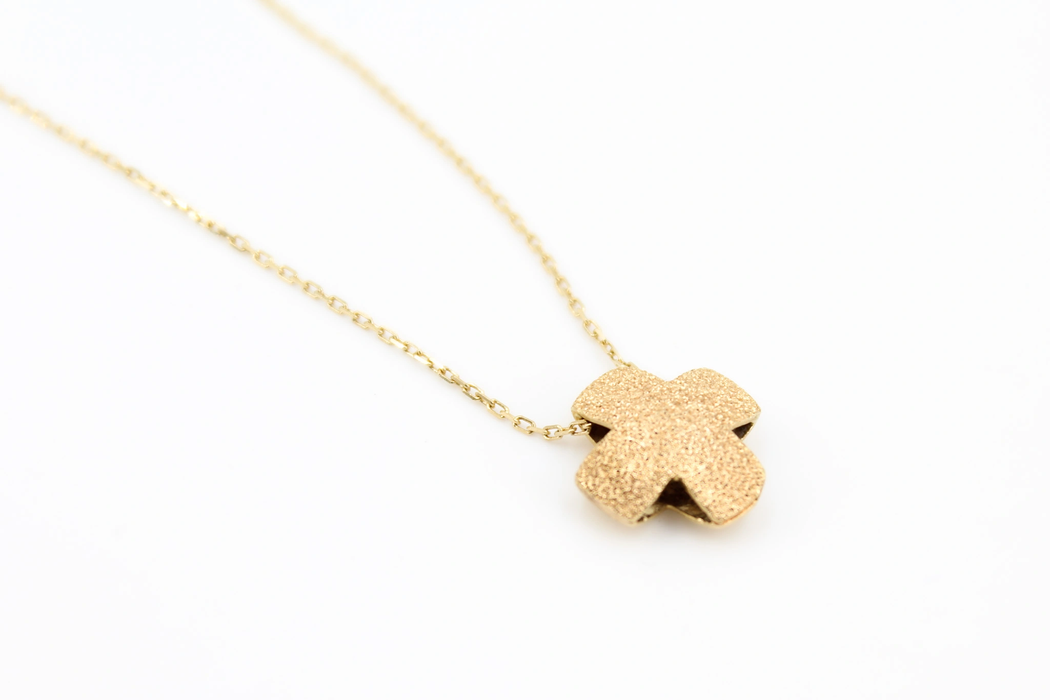 Cadena de oro 18K con colgante cruz texturizado — foto 3