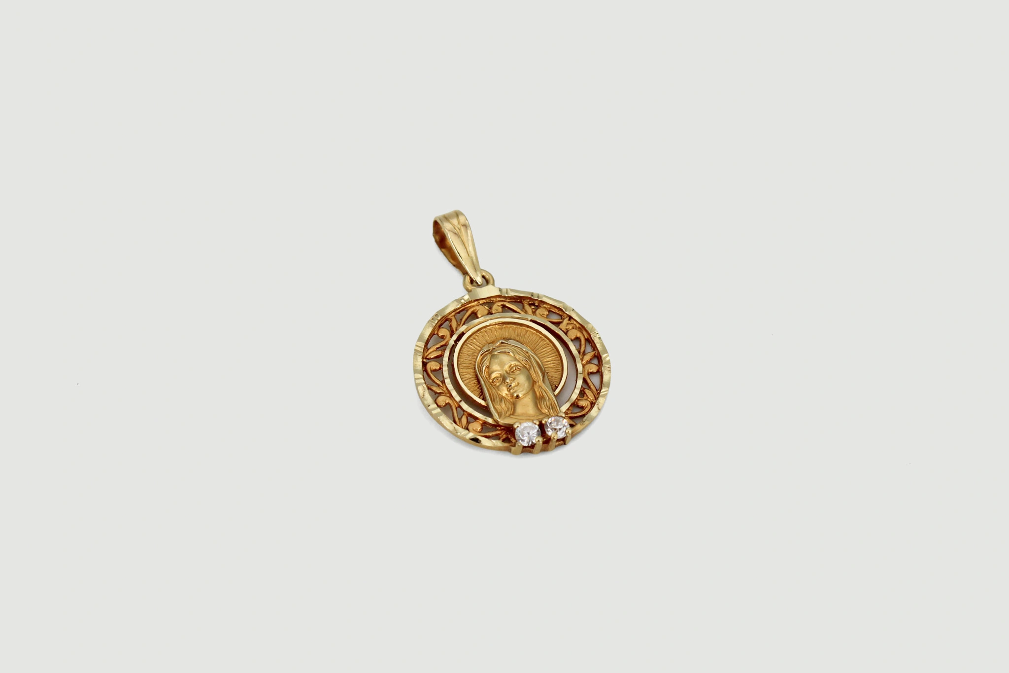 Medalla de oro de 18k con circonitas