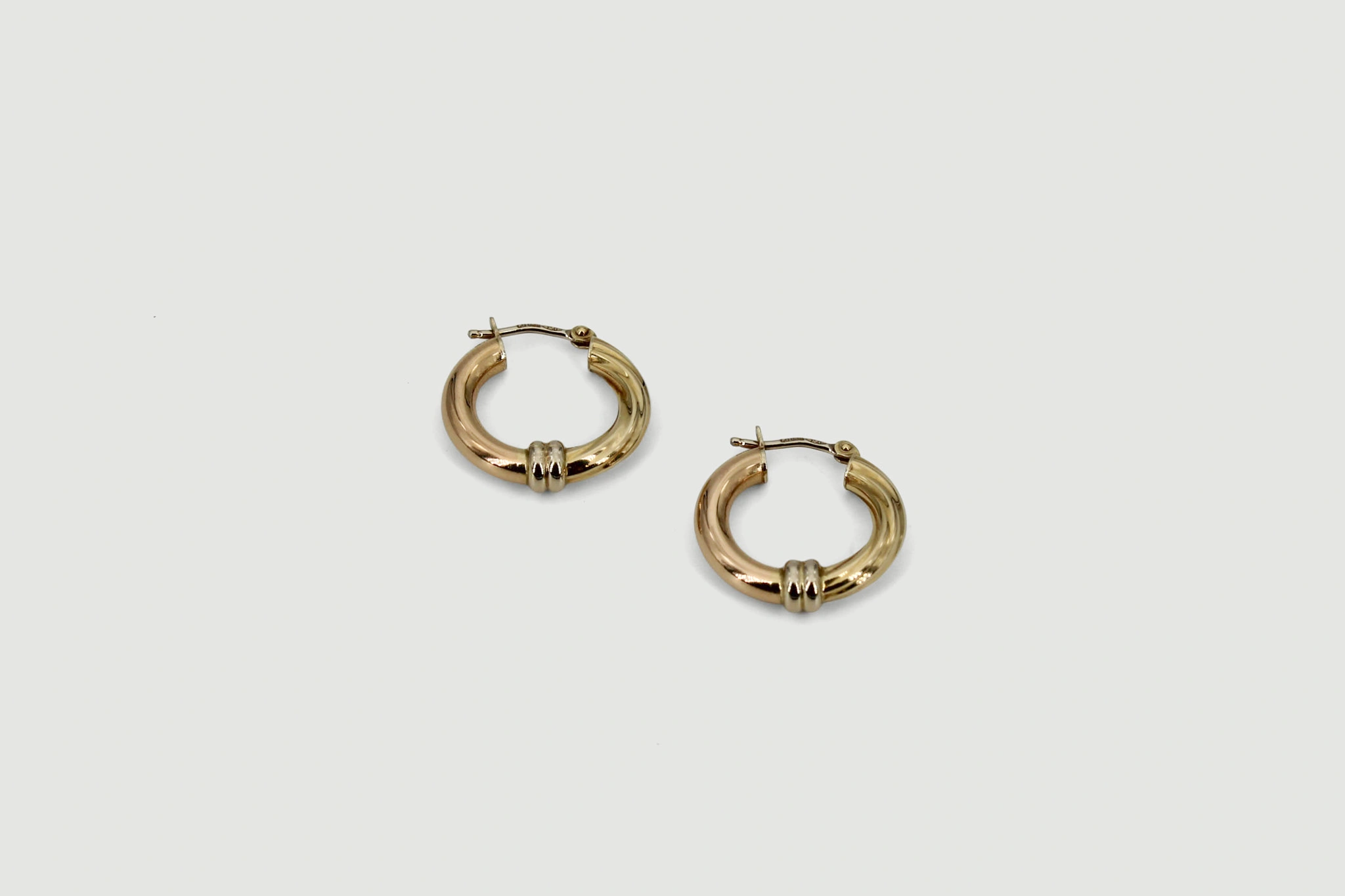 Aro de oro de 18k con nudo central