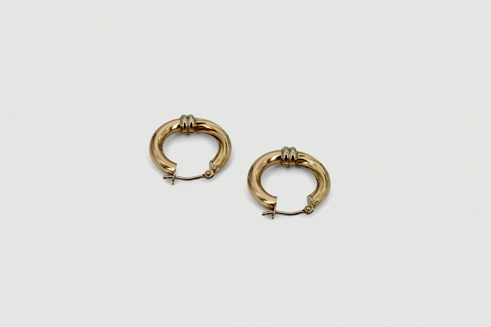 Aro de oro de 18k con nudo central — vista alternativa