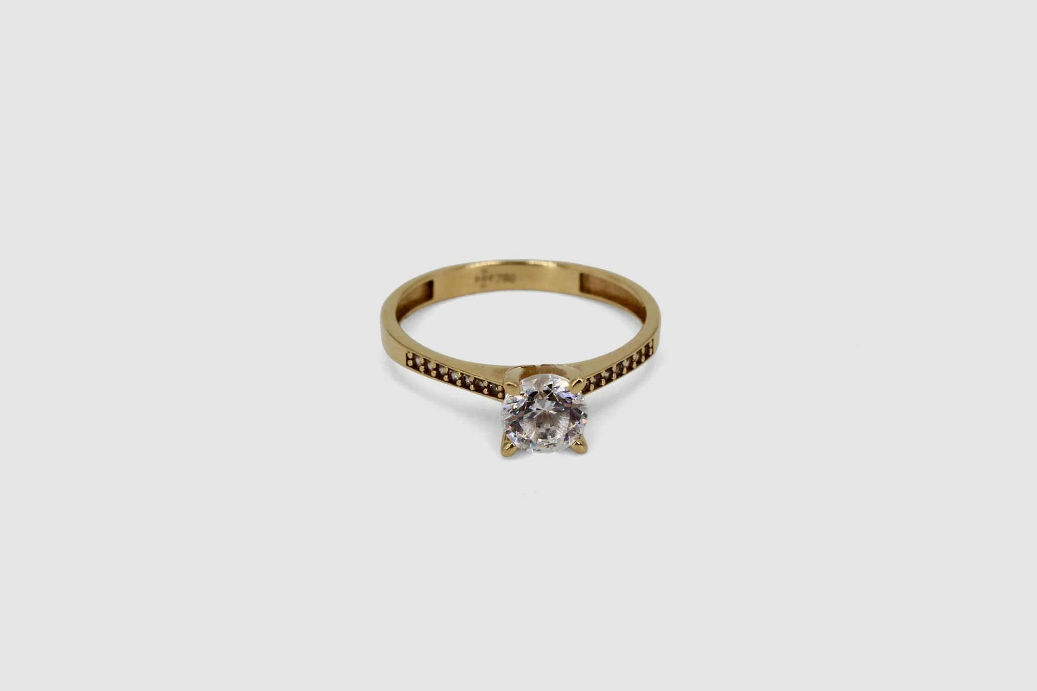Solitario de oro de 18k con circonitas