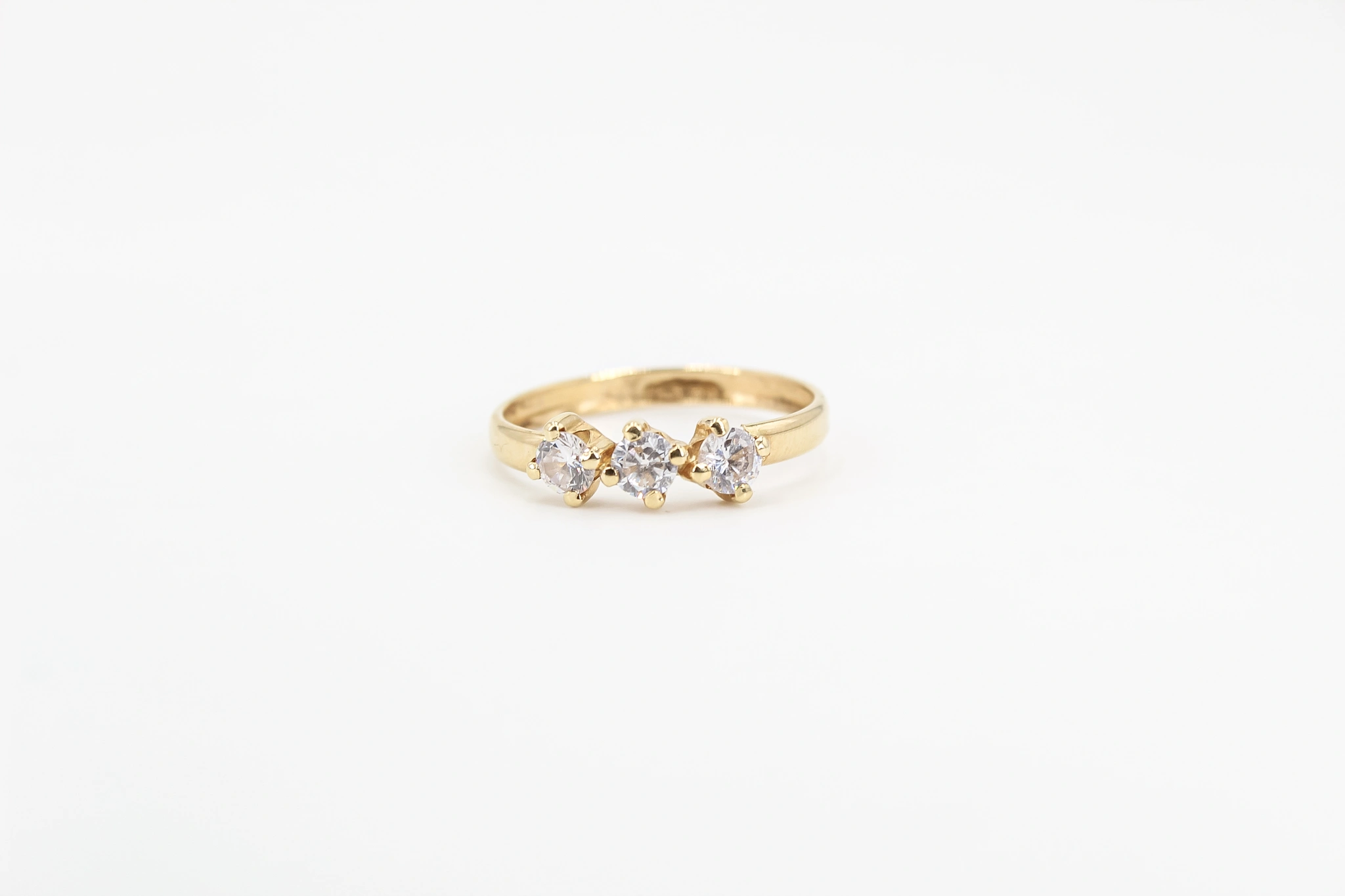 Anillo de oro 18K con tres piedras de color