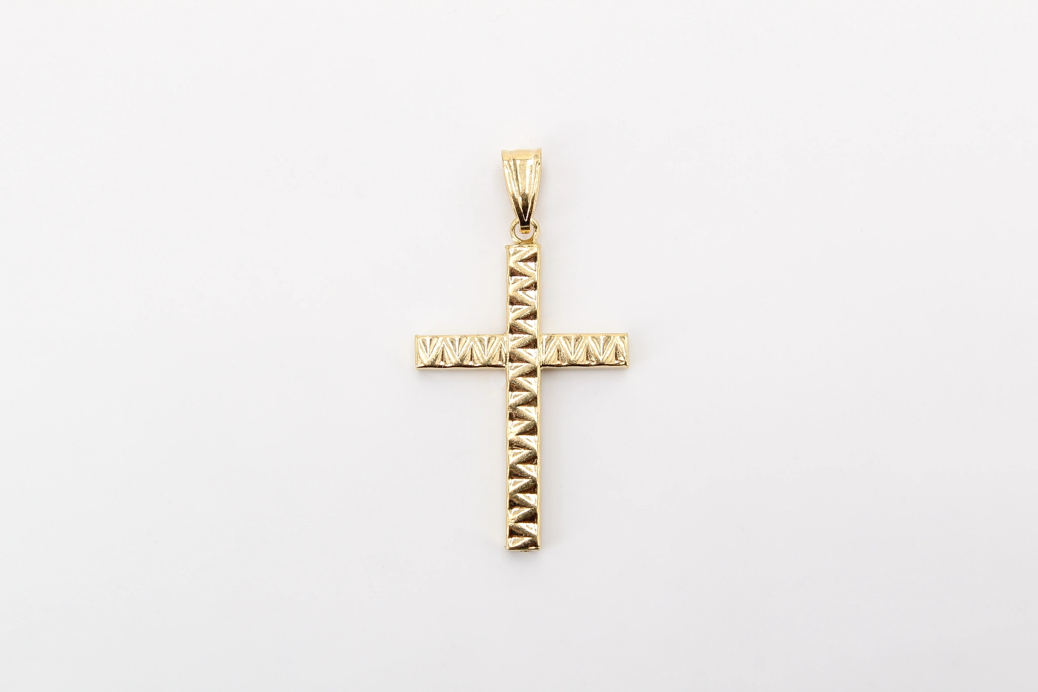 Cruz de oro de 18k texturizada