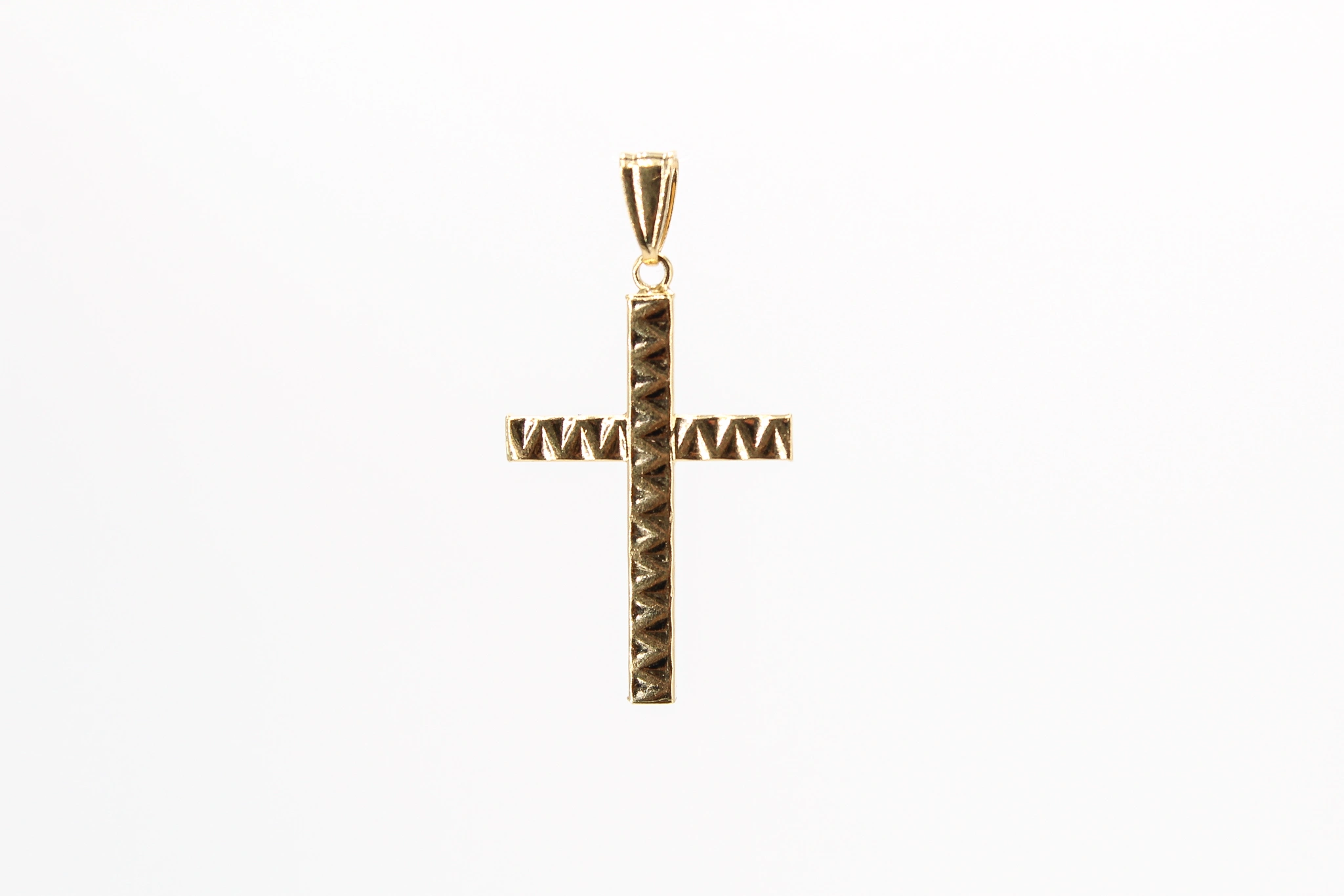 Cruz de oro de 18k texturizada — vista alternativa
