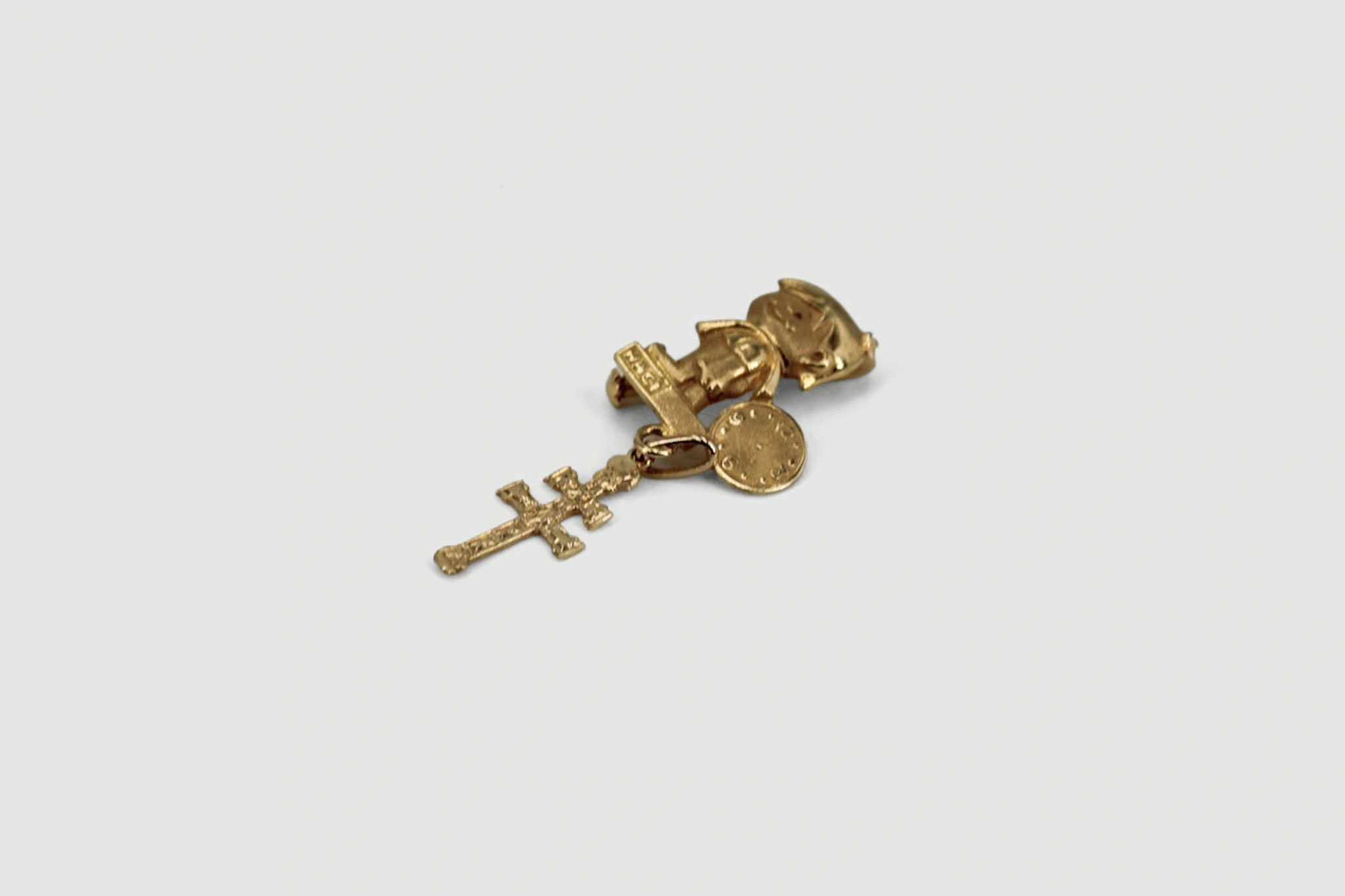 Broche de oro de 18k con figura infantil y cruz
