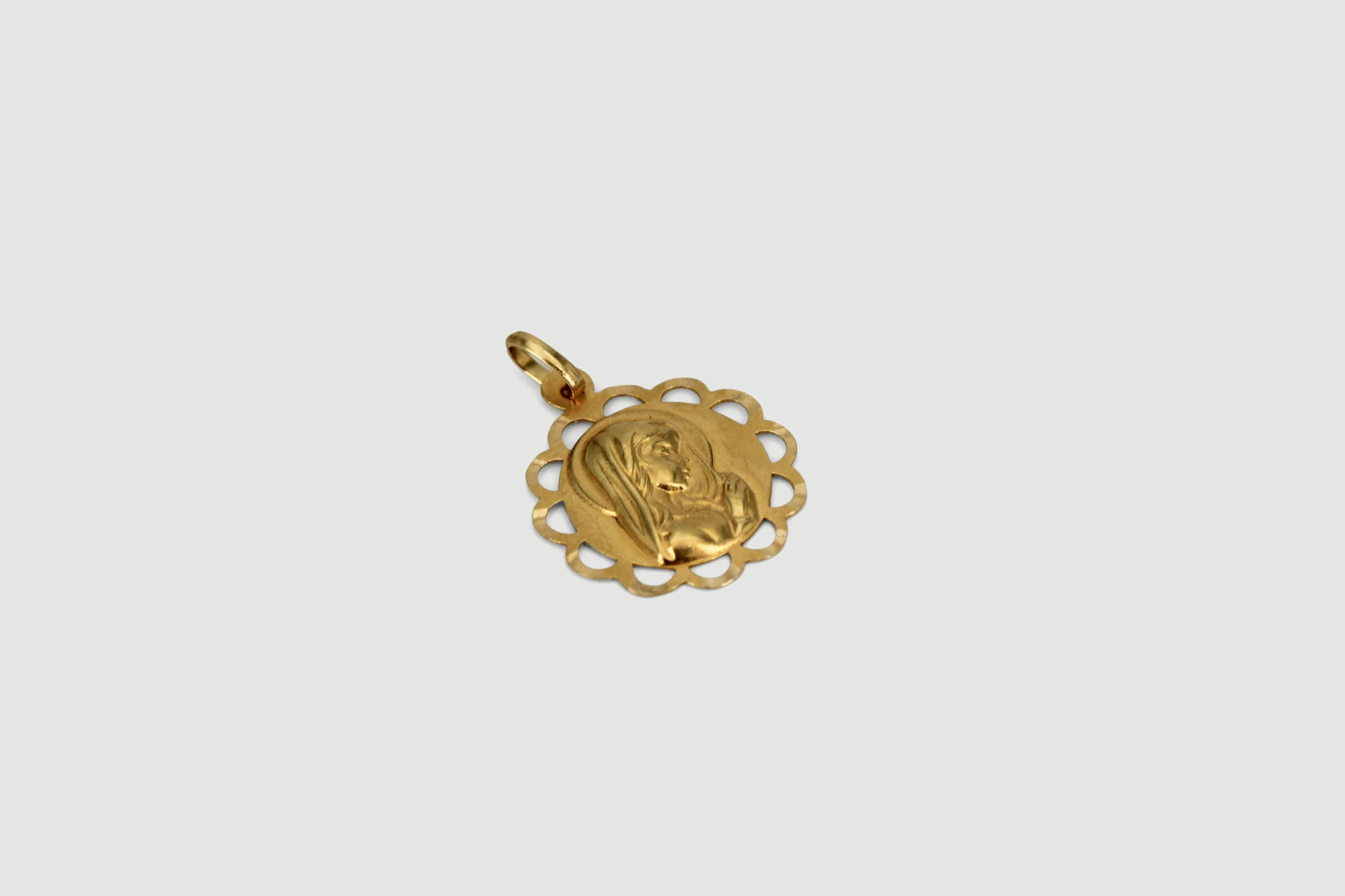 Medalla de oro de 18k con imagen de la Virgen María