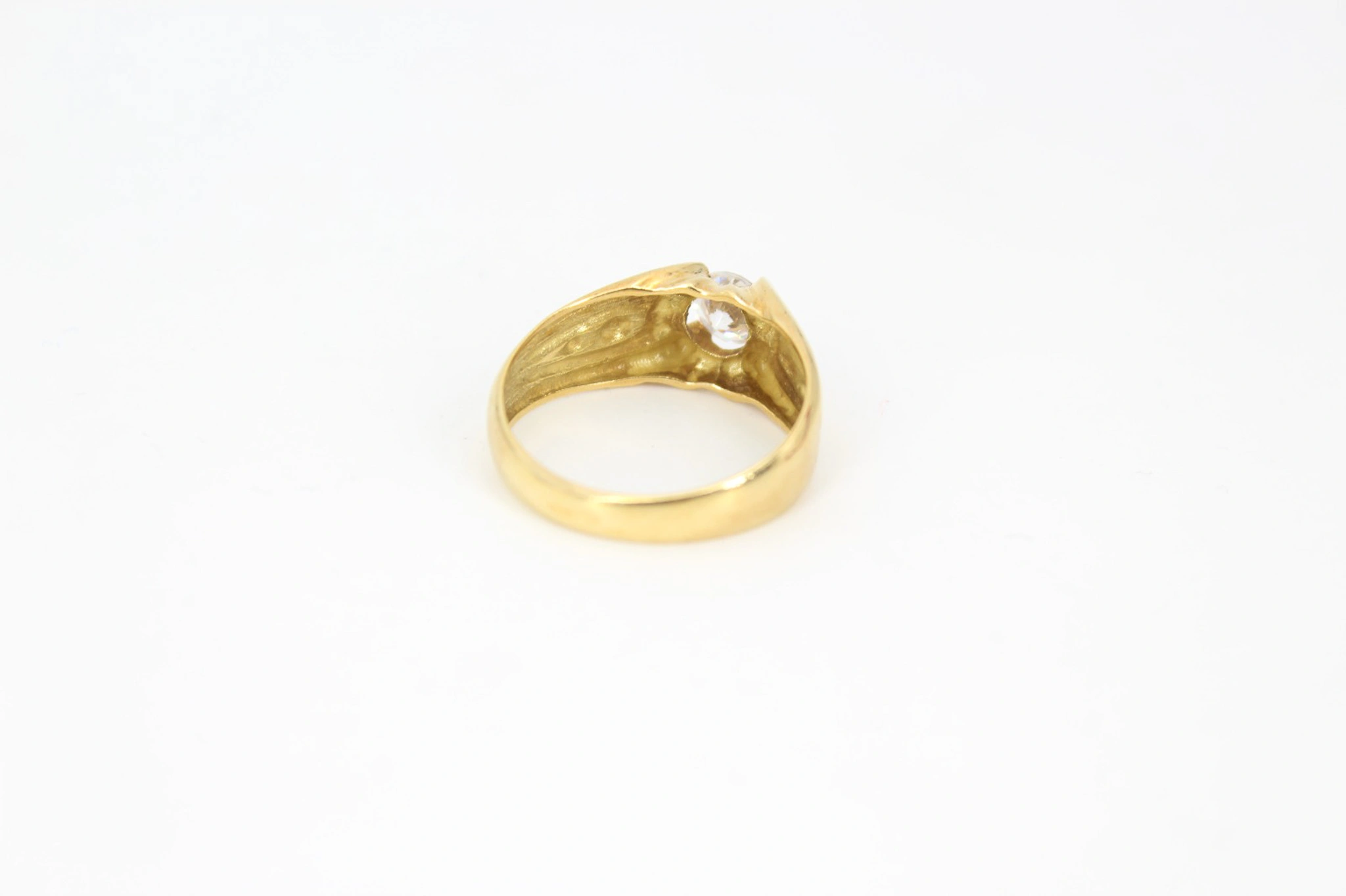 Solitario de oro 18K con circonita oval y detalles grabados — vista alternativa