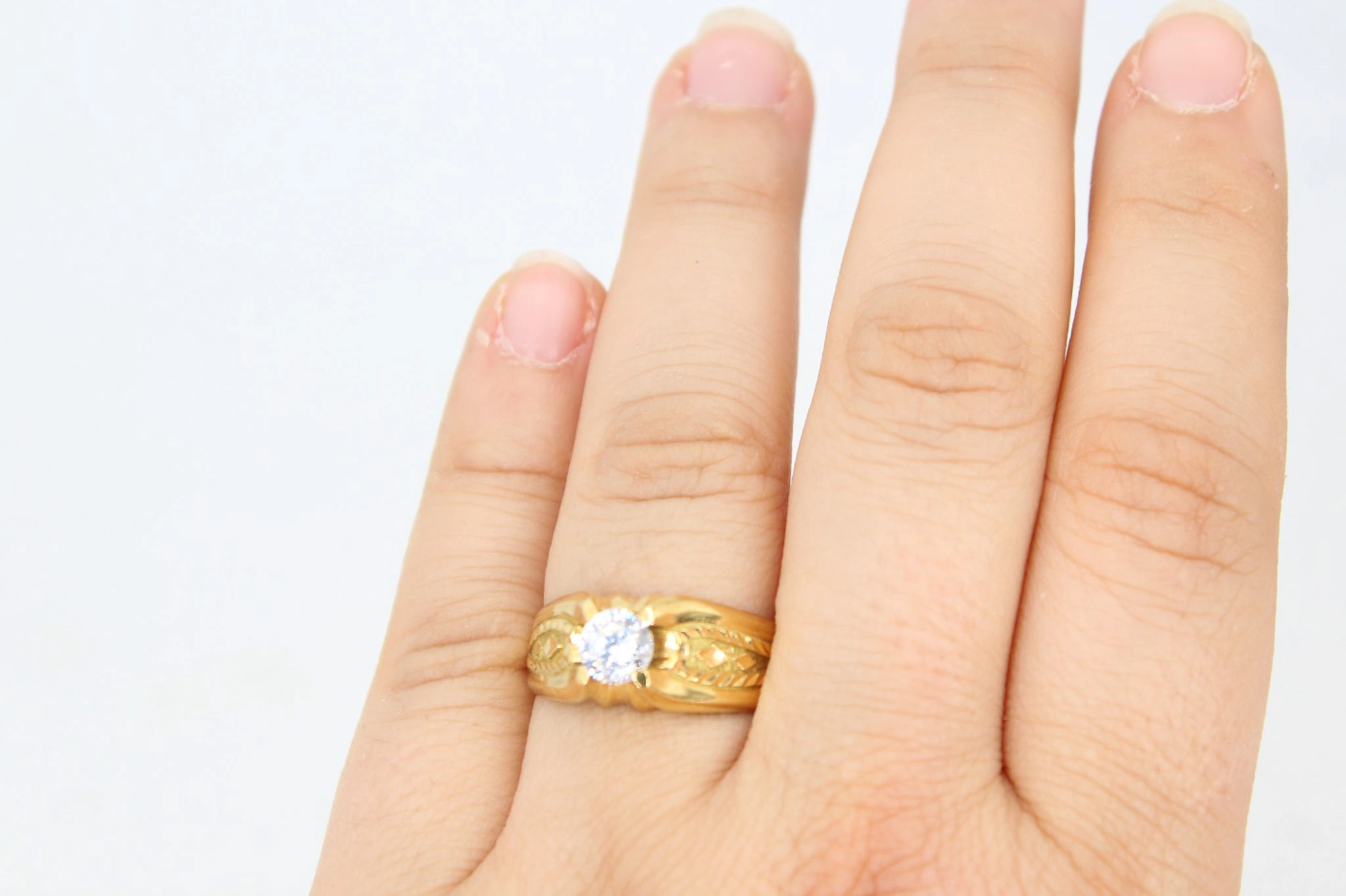 Solitario de oro 18K con circonita oval y detalles grabados — foto 3