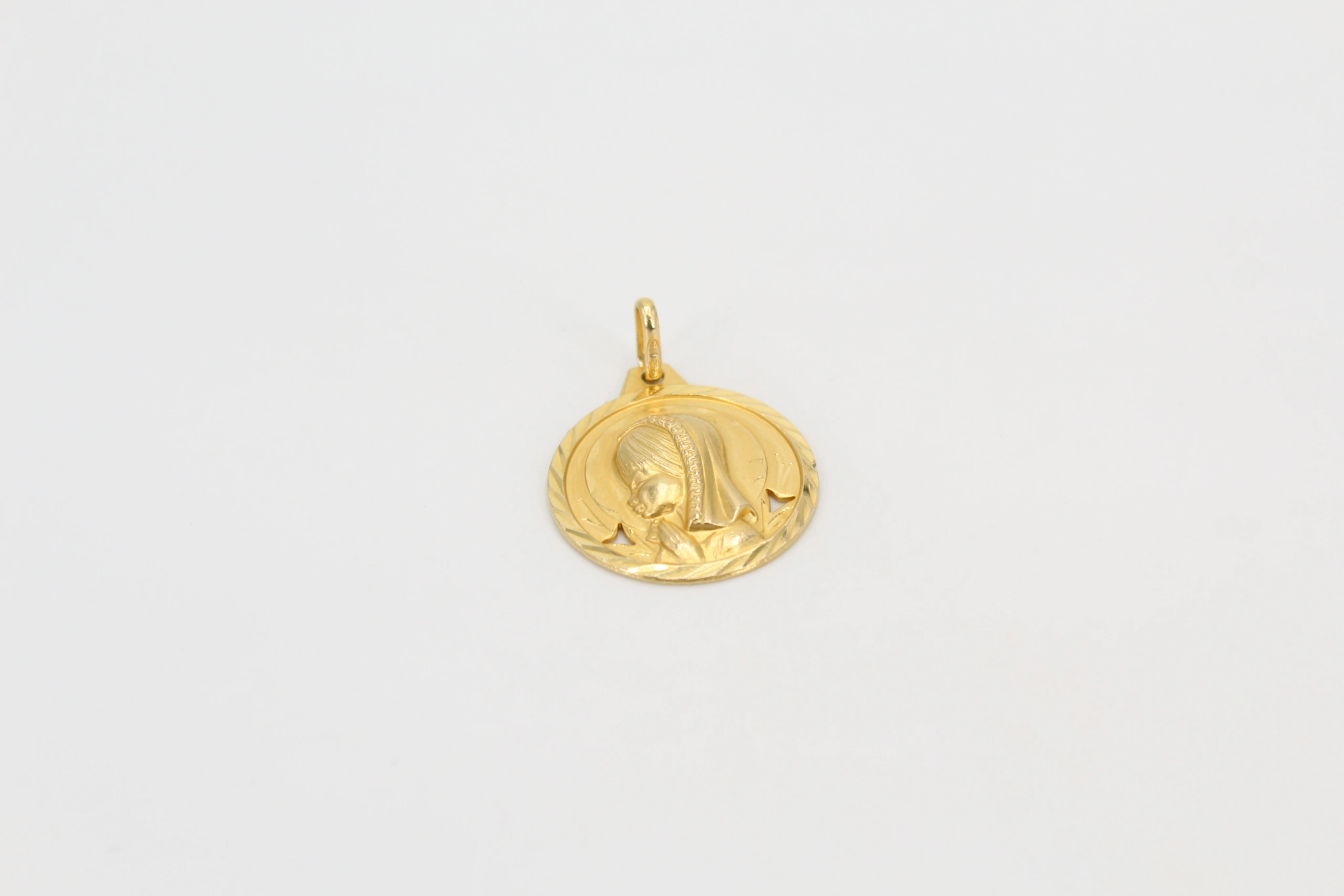 Medalla de Virgen María de oro de 18k con borde trenzado