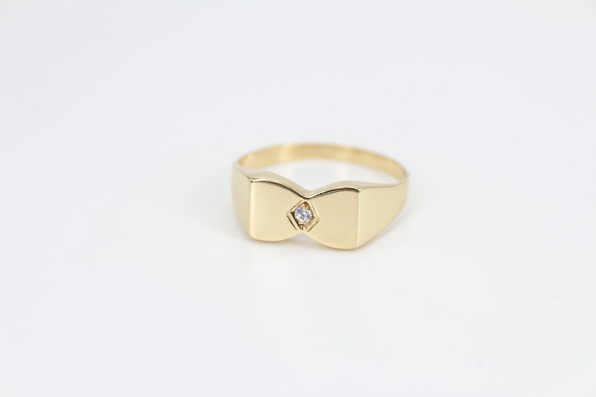 Anillo de oro 18K con lazo estilizado