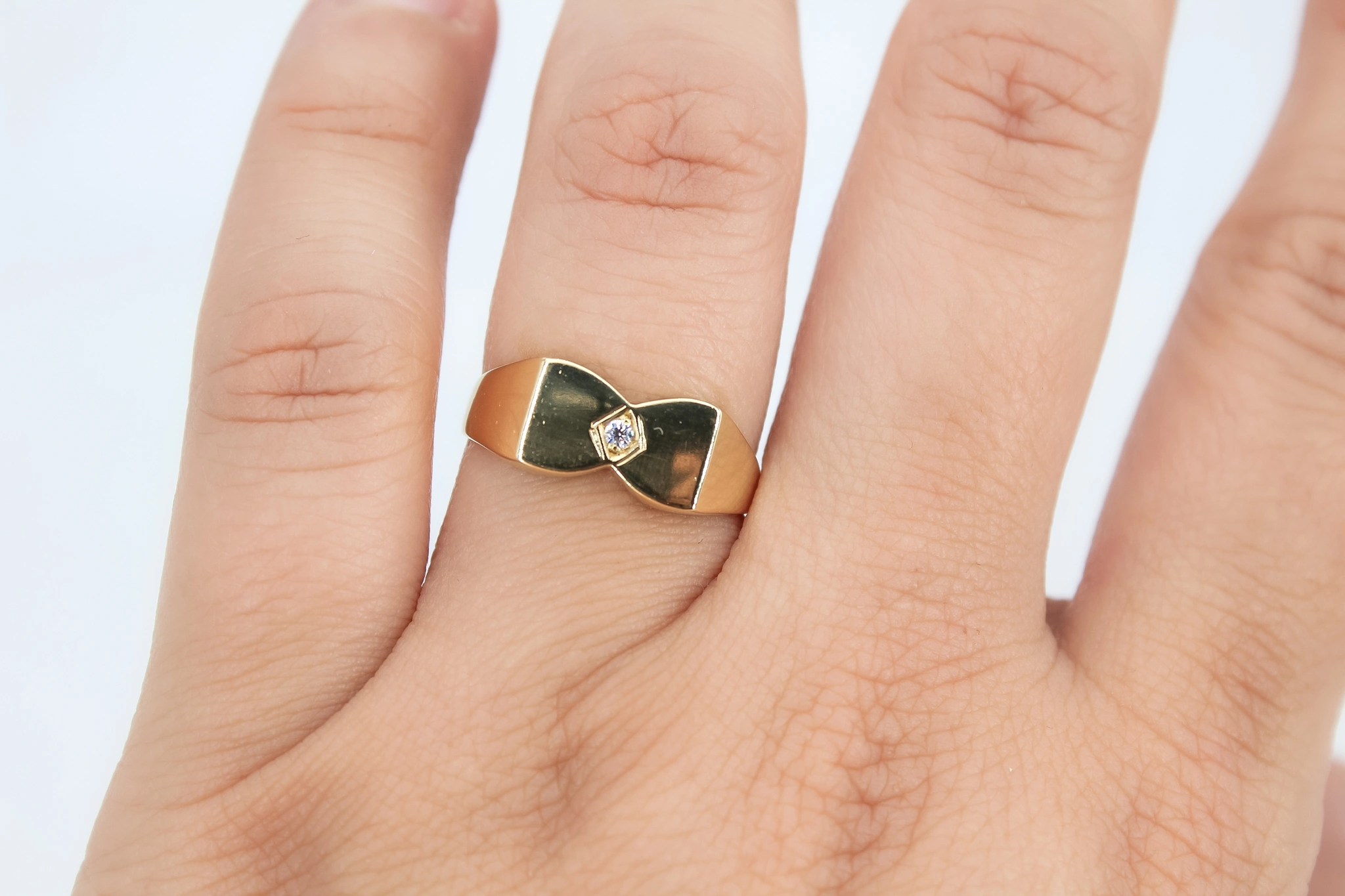 Anillo de oro 18K con lazo estilizado — foto 3