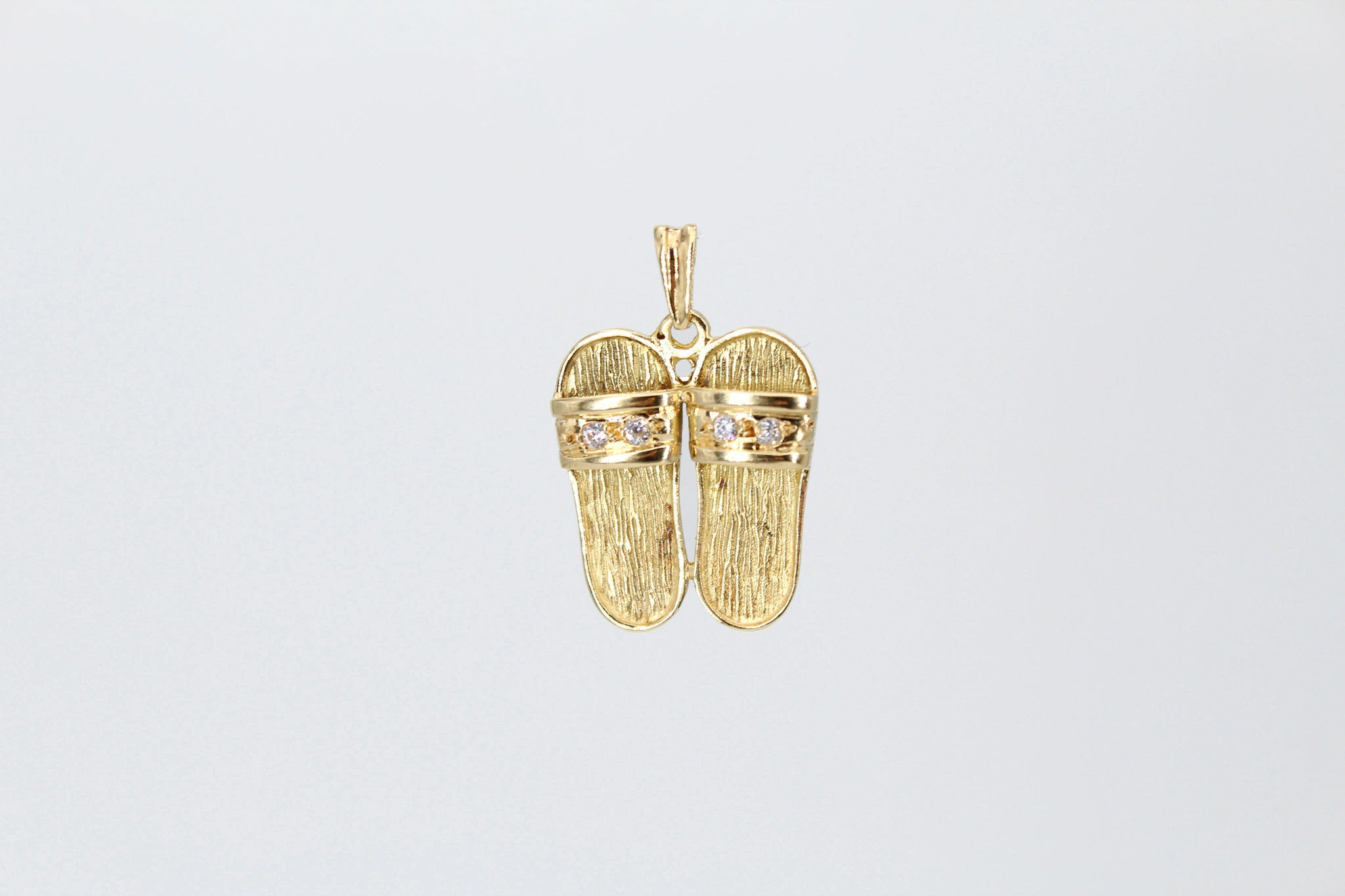Colgante de oro con circonitas 18K