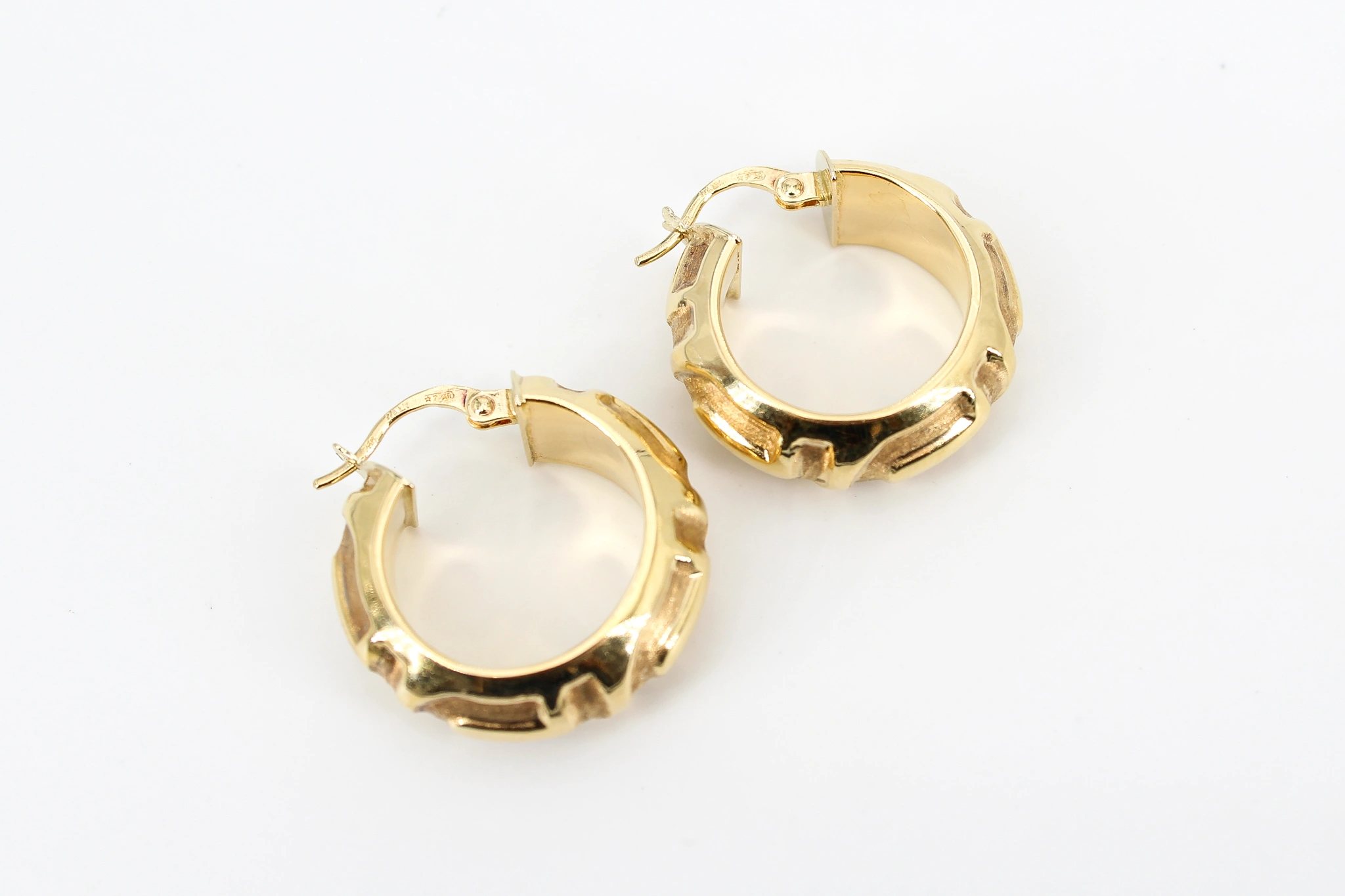 Aro de oro de 18k texturizado