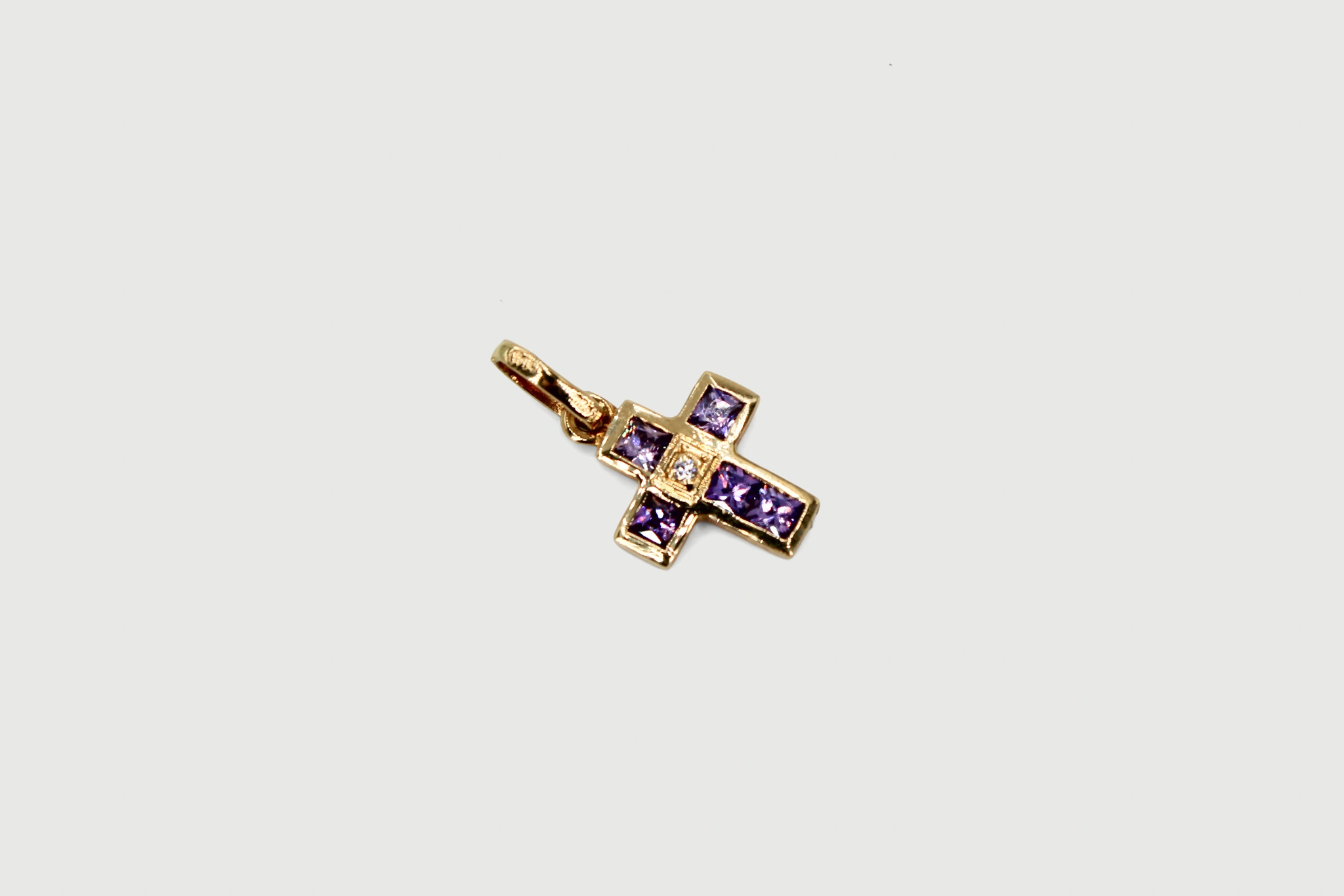 Cruz de oro de 18k con piedras de color