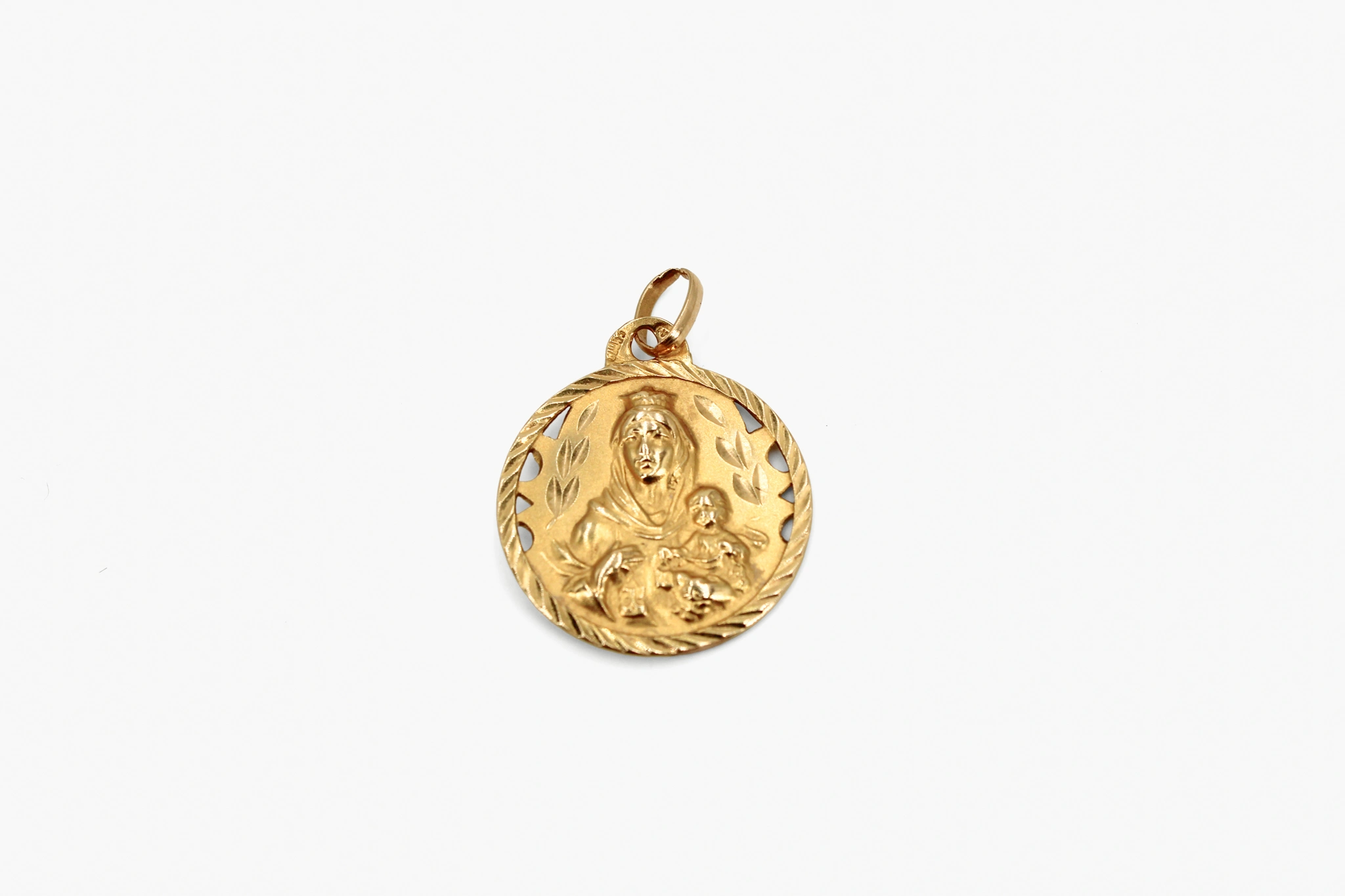 Medalla religiosa de oro de 18k con la Virgen y el Niño — vista alternativa