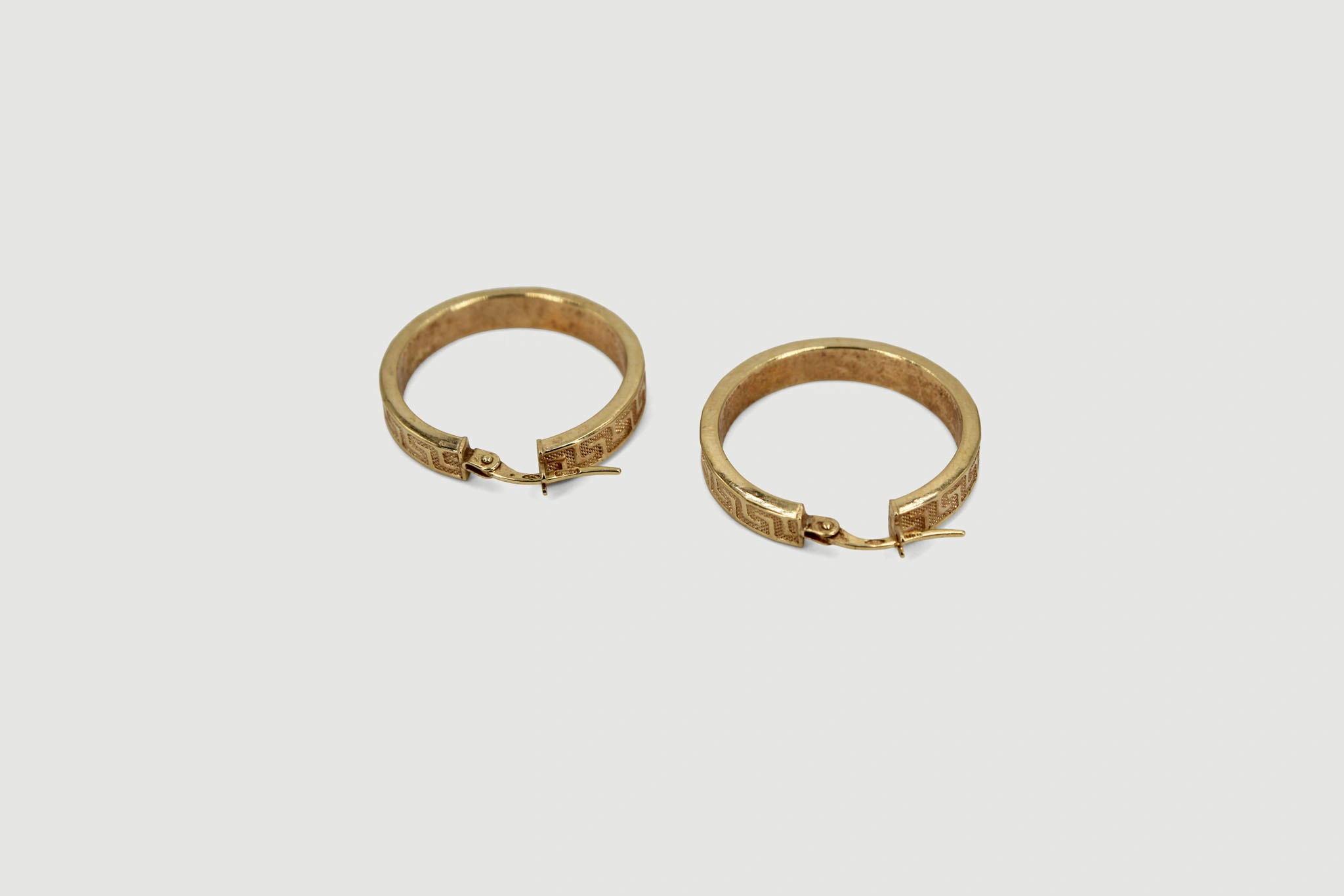 Aros de oro de 18k con diseño grabado geométrico — vista alternativa