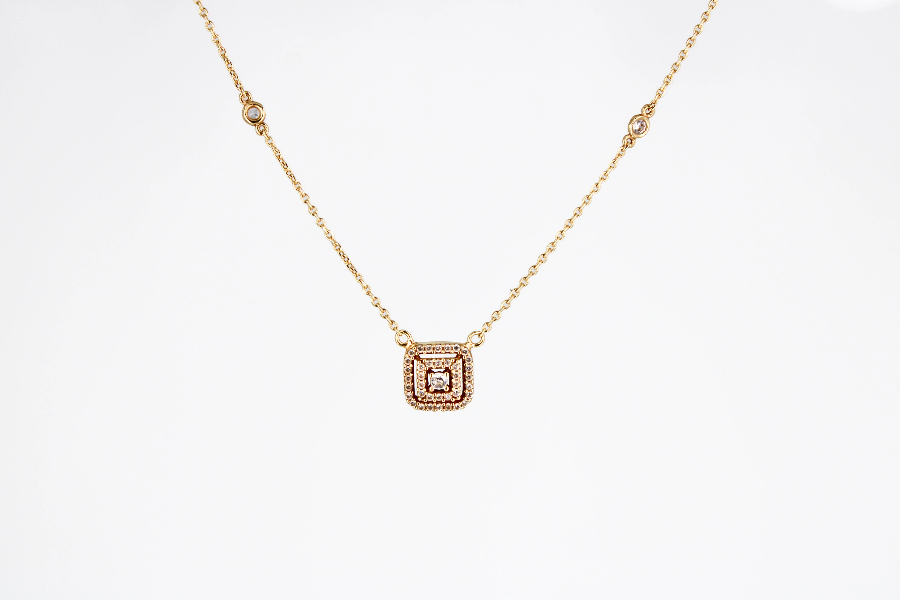 Collar de oro de 18k con colgante cuadrado de piedras de color