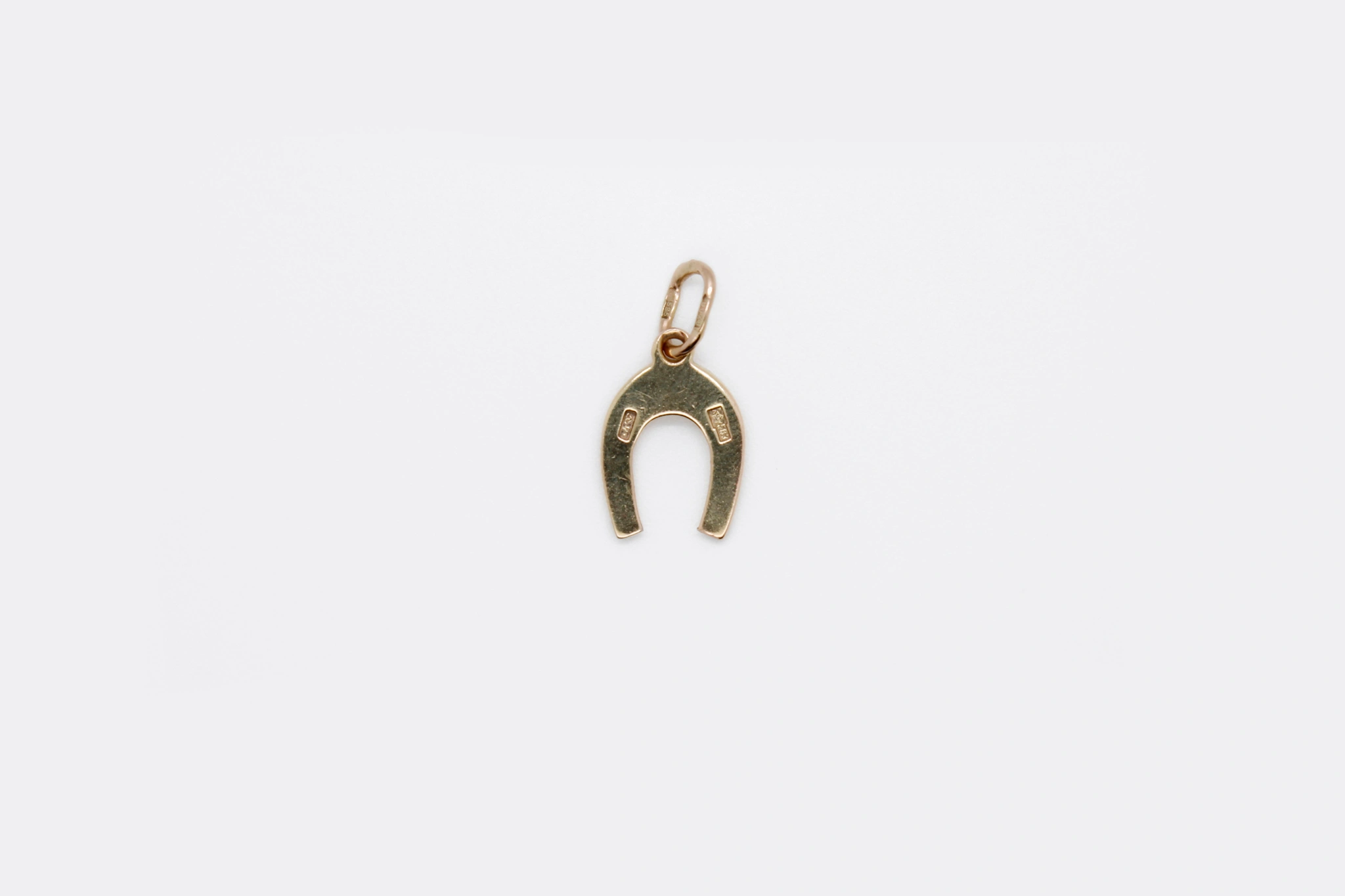 Colgante forma herradura de oro 14K — vista alternativa