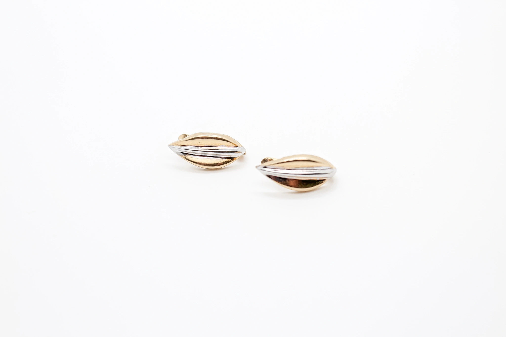 Pendientes forma almendrada de oro combinado 18K