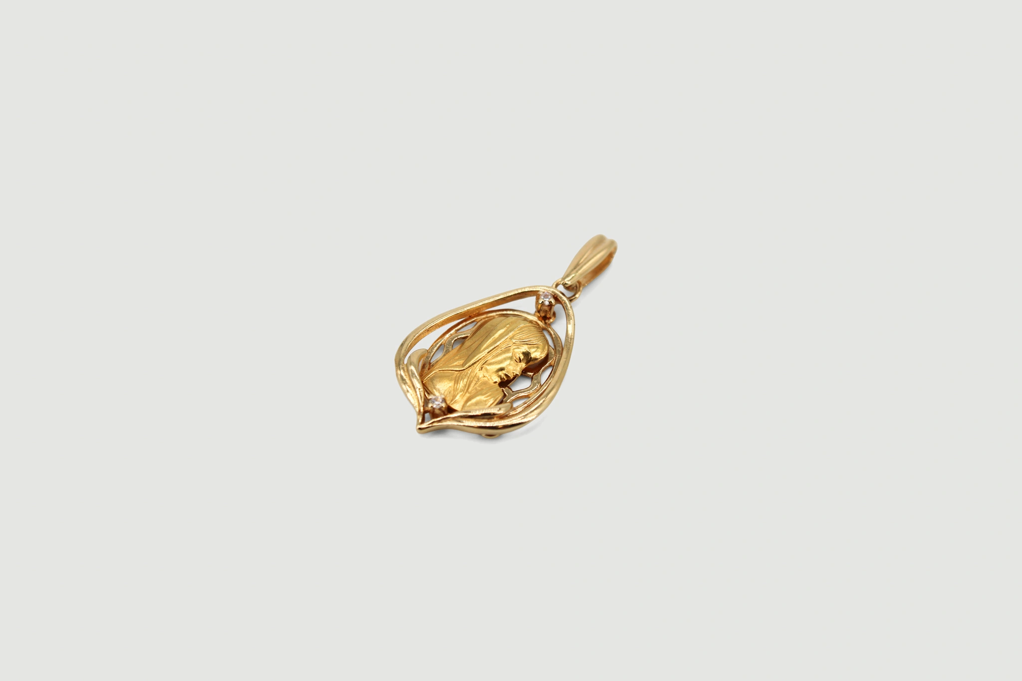 Medalla de oro de 18k con Virgen María y circonitas — vista alternativa